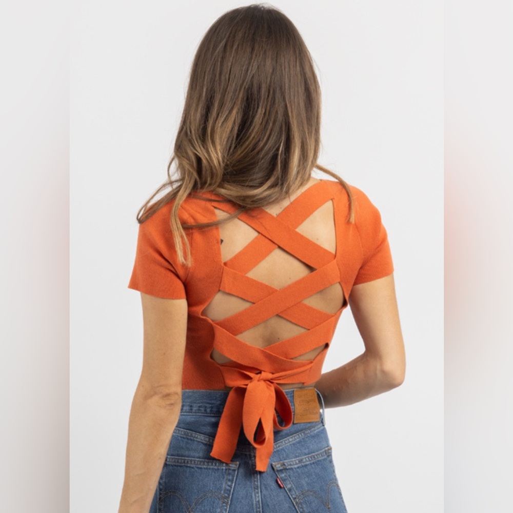 AUBURN SHORT SLEEVE KNIT TIE-BACK CROP